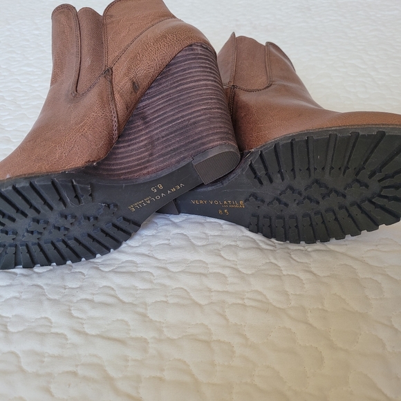 Very Volatile Wedge Booties 8.5 - Picture 3 of 3